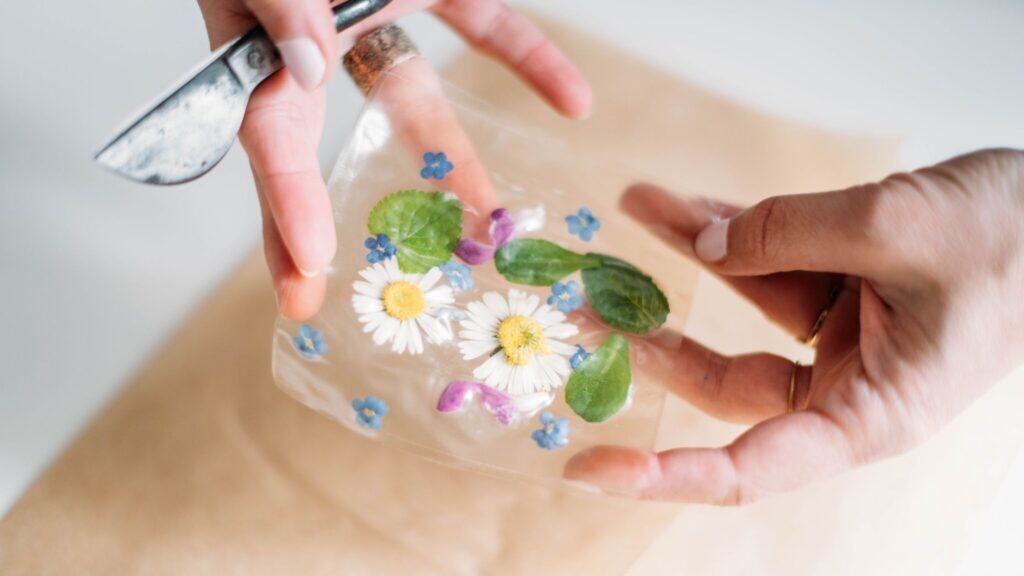 Nahaufnahme eines Wild Windows aus Agar-Agar, in dem Blüten und Blätter kunstvoll eingebettet sind