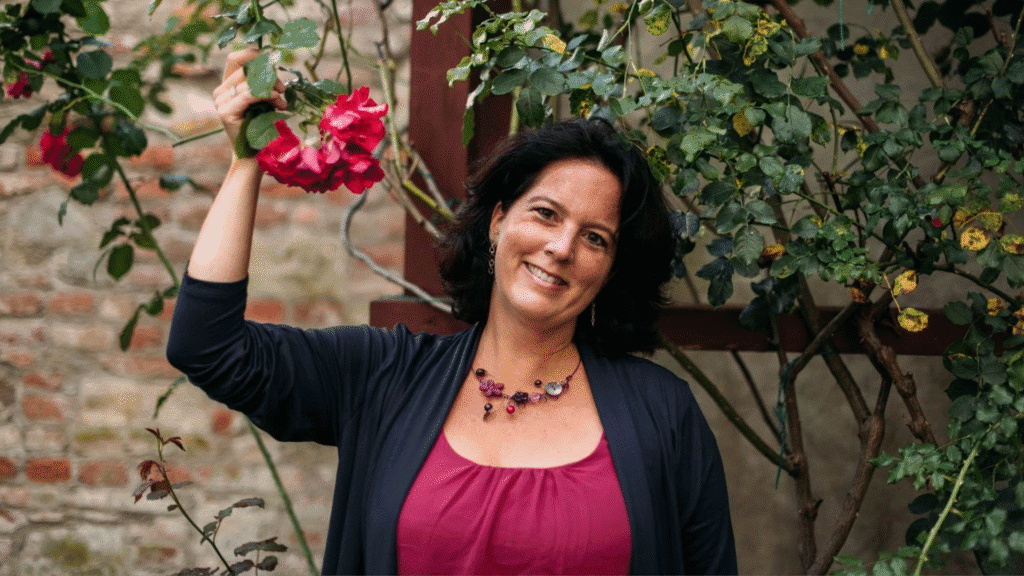 Mag. Stella Lipovac im Klostergarten bei ihrer Bibelkräuterwanderung in Klosterneuburg