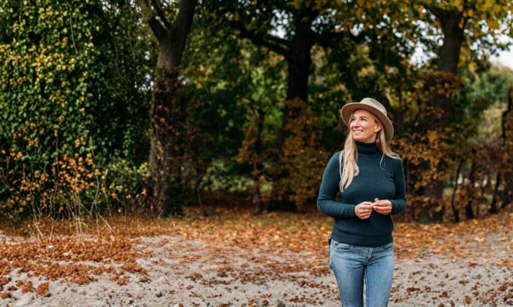 Patricia Purker mit Hut bei einem Herbstspaziergang