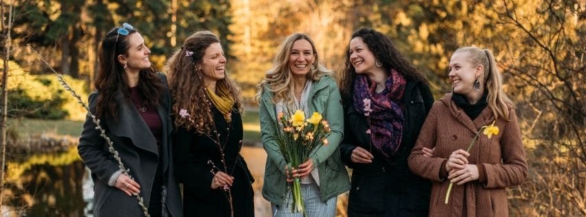 Gruppe von Frauen lacht gemeinsam in der Natur