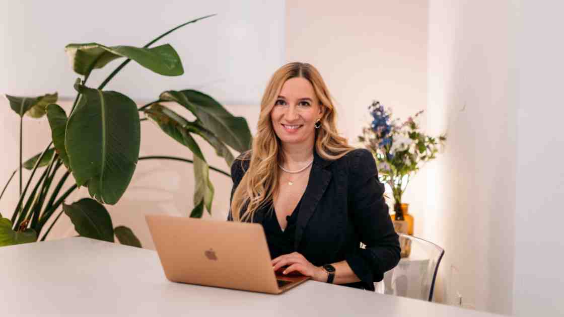Patricia Purker mit Laptop am Tisch