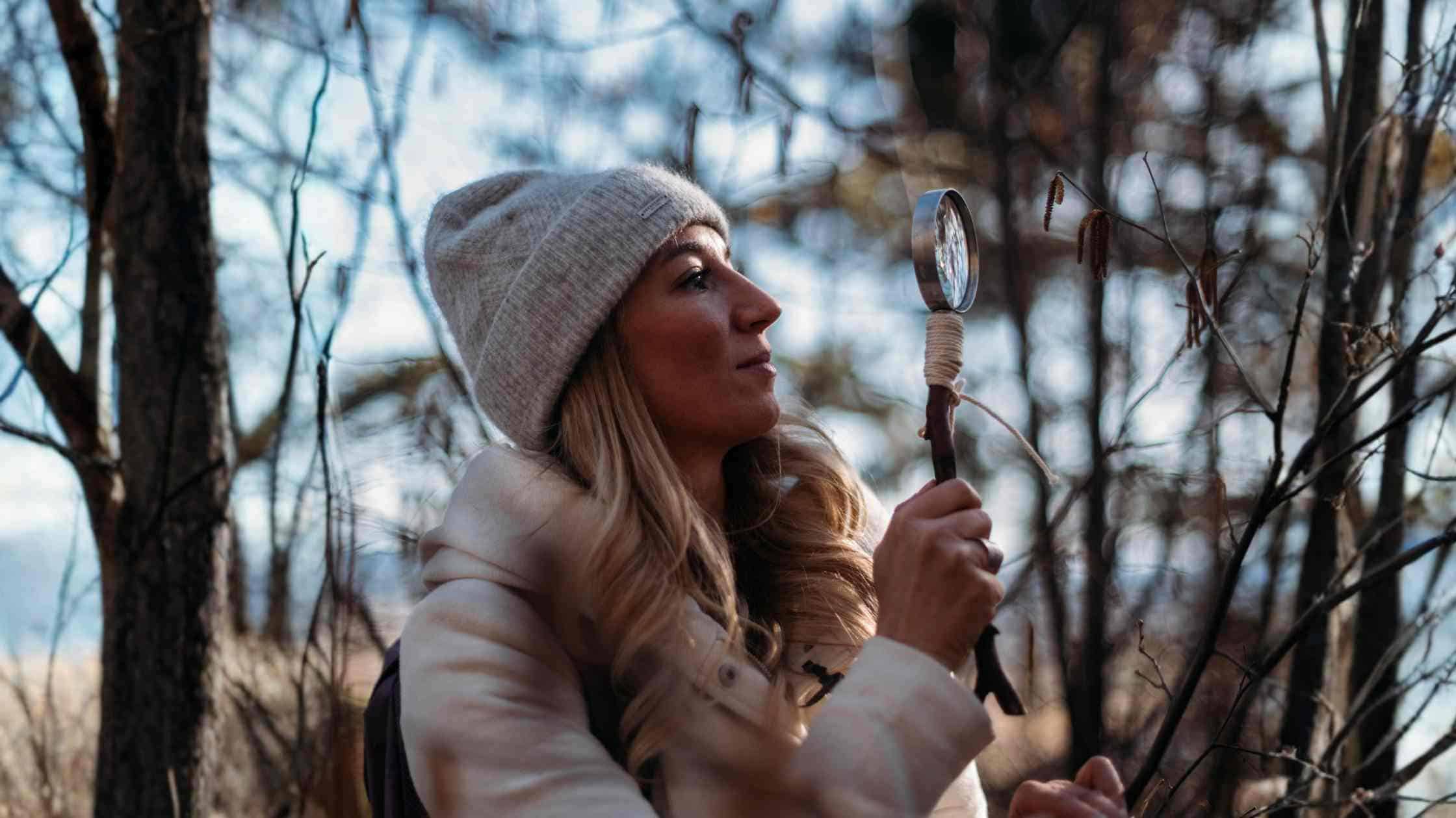 Patricia Purker betrachtet Haselstrauch