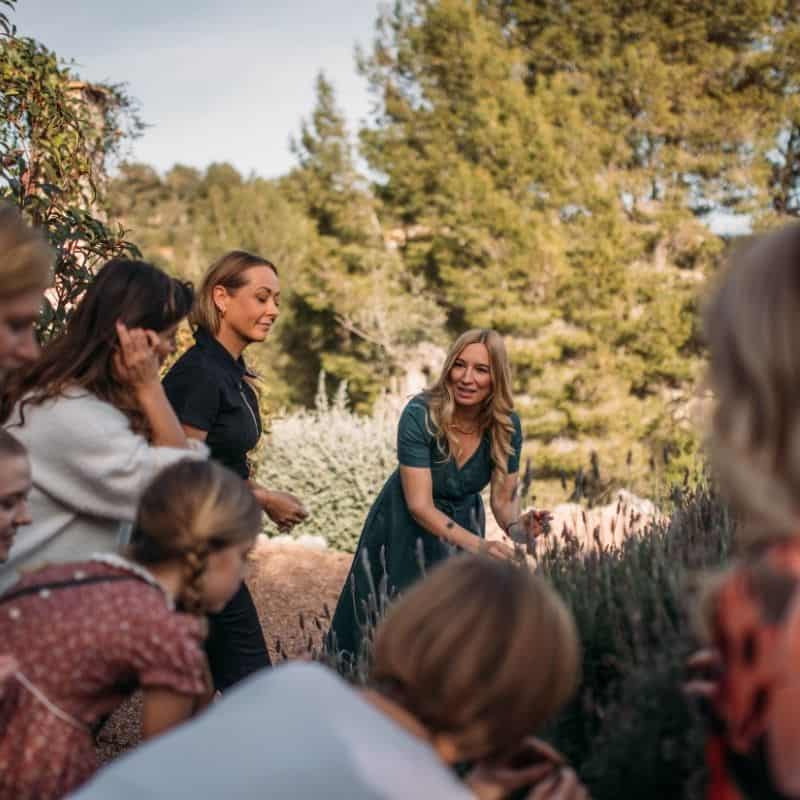 Patricia Purker bei privater Kräuterwanderung mit 7 Personen