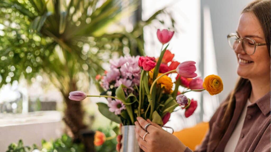Frau mit frühlingshaften Blumenstrauß