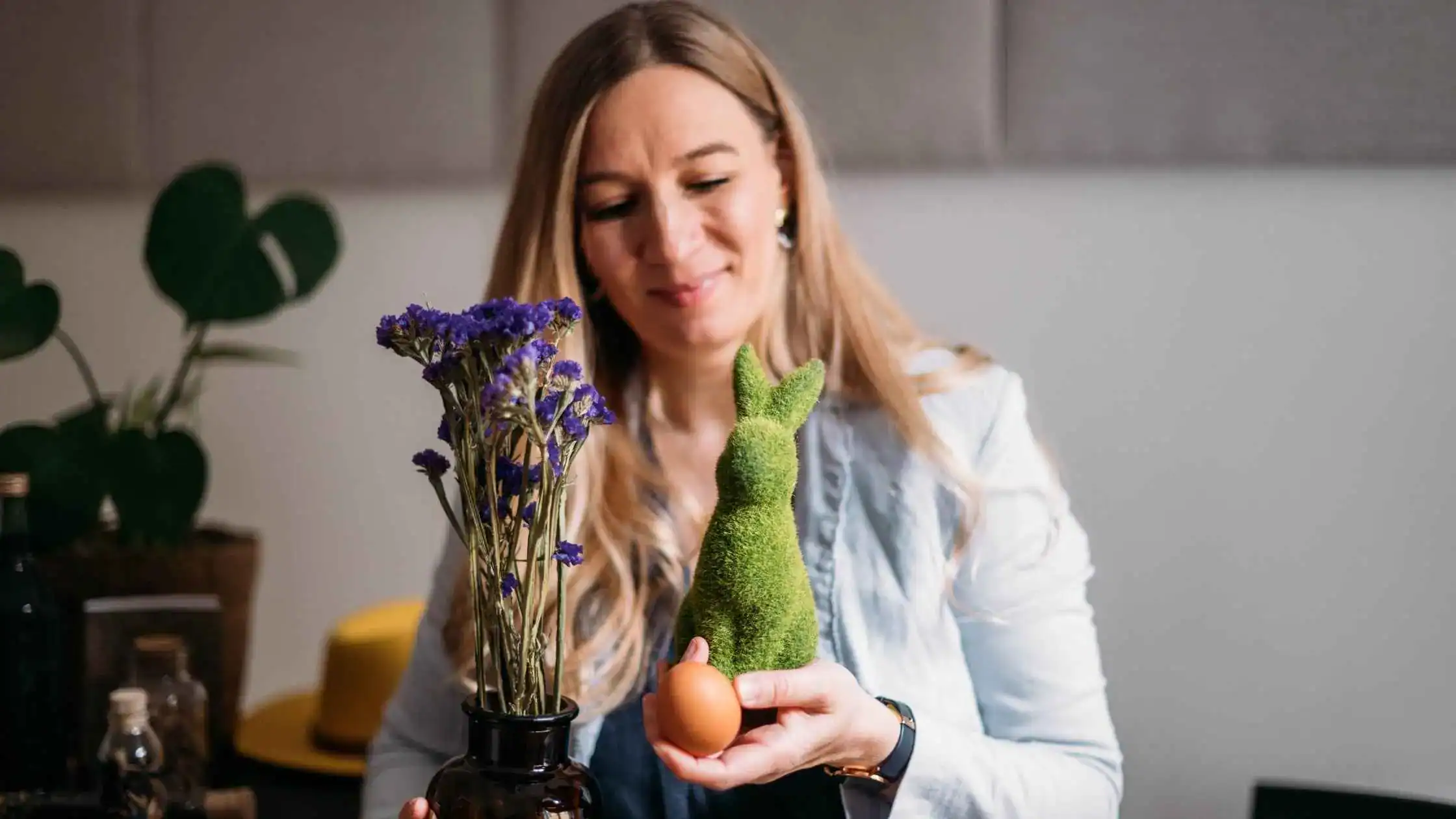 Patricia Purker mit Osterdekoration