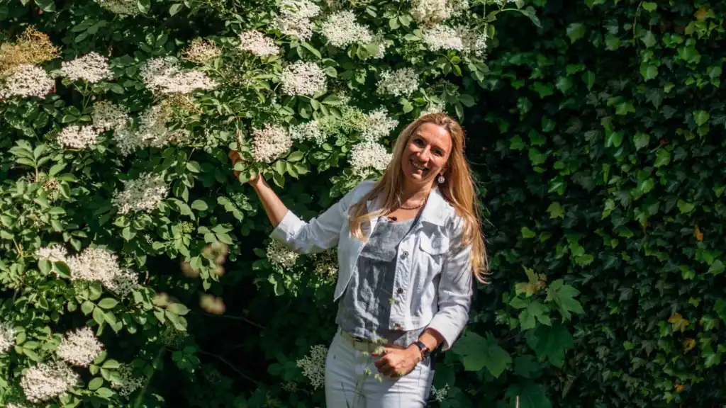 Patricia Purker mit Holunderblütenstrauch