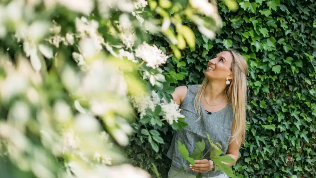 Holunderblüten, Dr. Patricia Purker sieht Strauch an