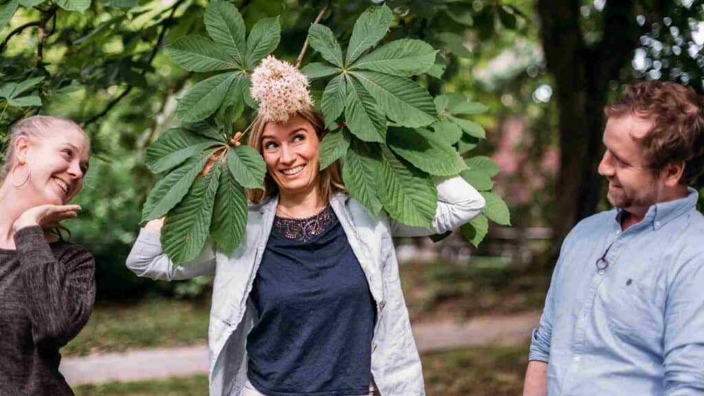 Dr. Patricia Purker und Team der Naturakademie unter Rosskastanie