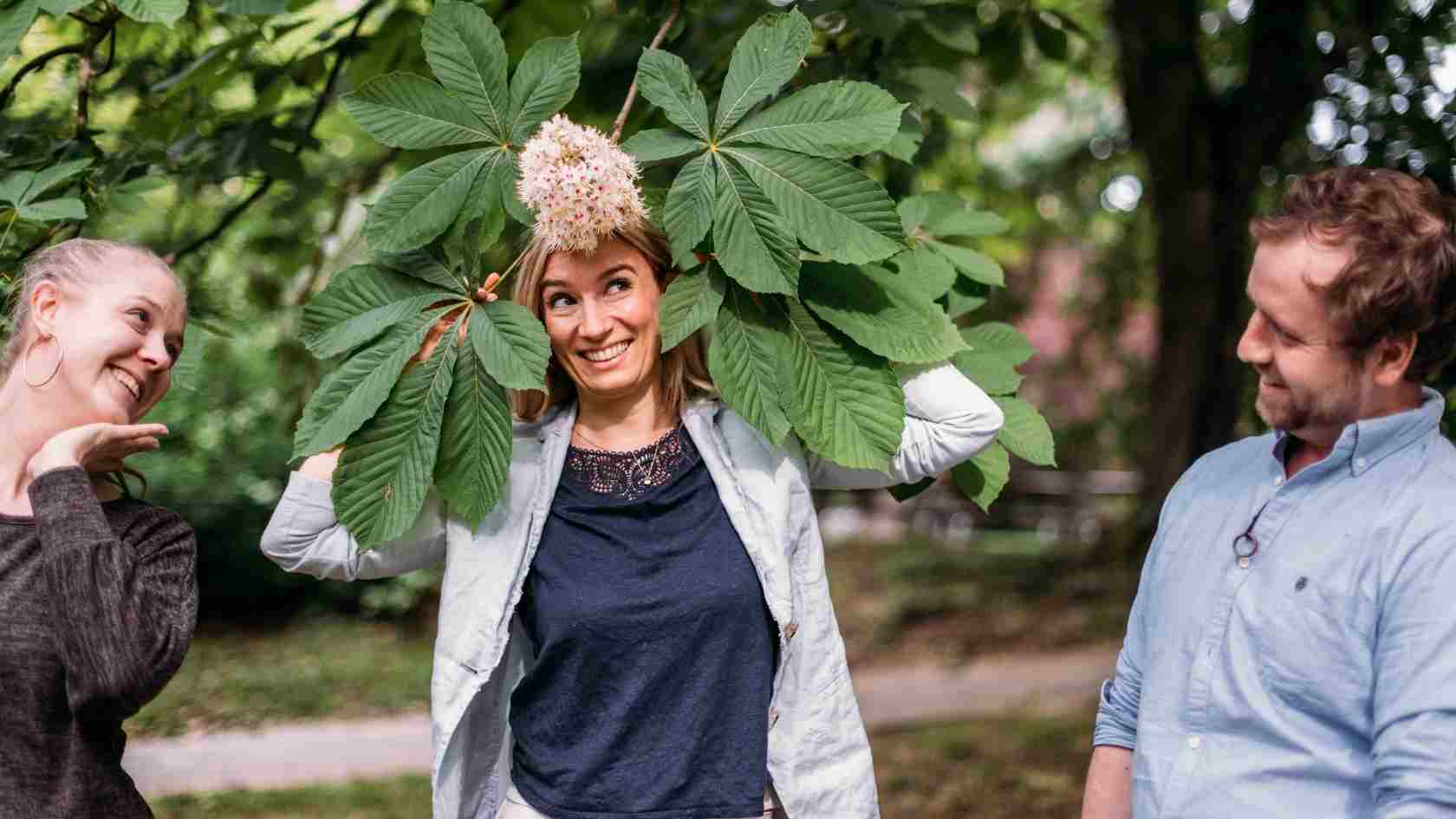 Dr. Patricia Purker und Team der Naturakademie unter Rosskastanie