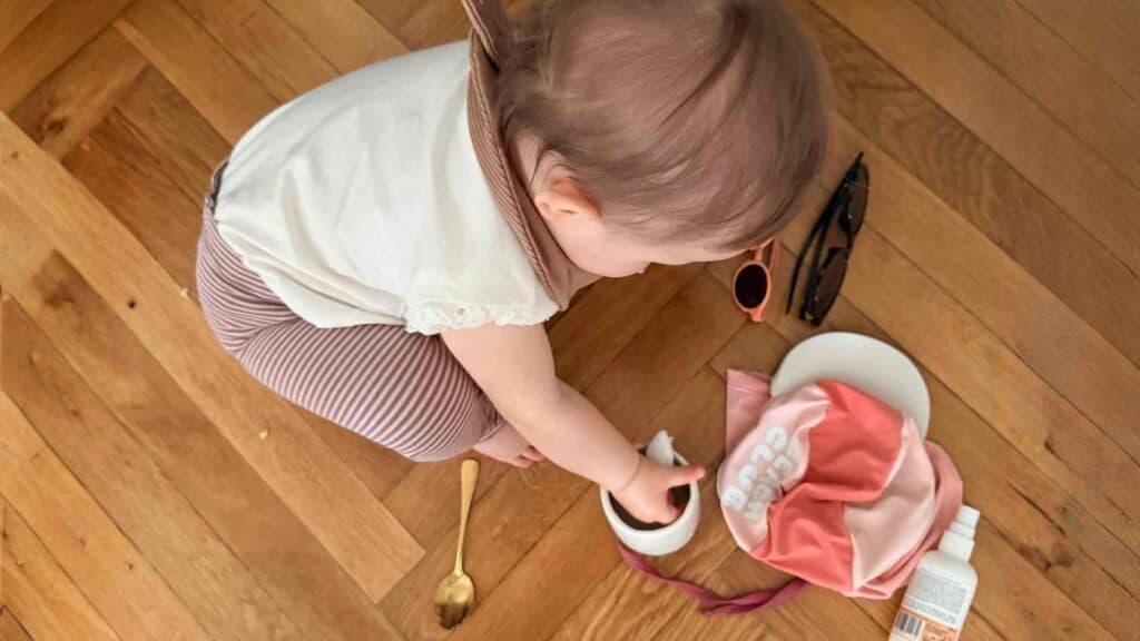 Fini schmiert sich mit Kokosöl gegen Zecken ein, natürlicher Zeckenschutz für Kinder
