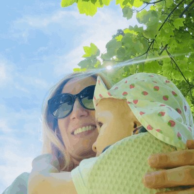 Patricia und Fini unter Bergahorn