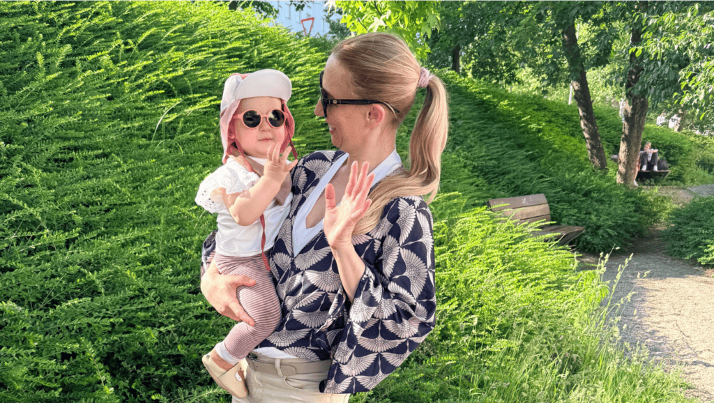 Kräuterpädagogin Patricia mit ihrem Kind Fini in der Natur