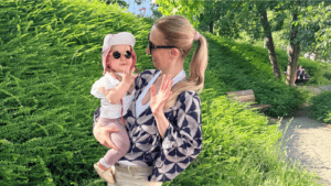 Kräuterpädagogin Patricia mit ihrem Kind Fini in der Natur