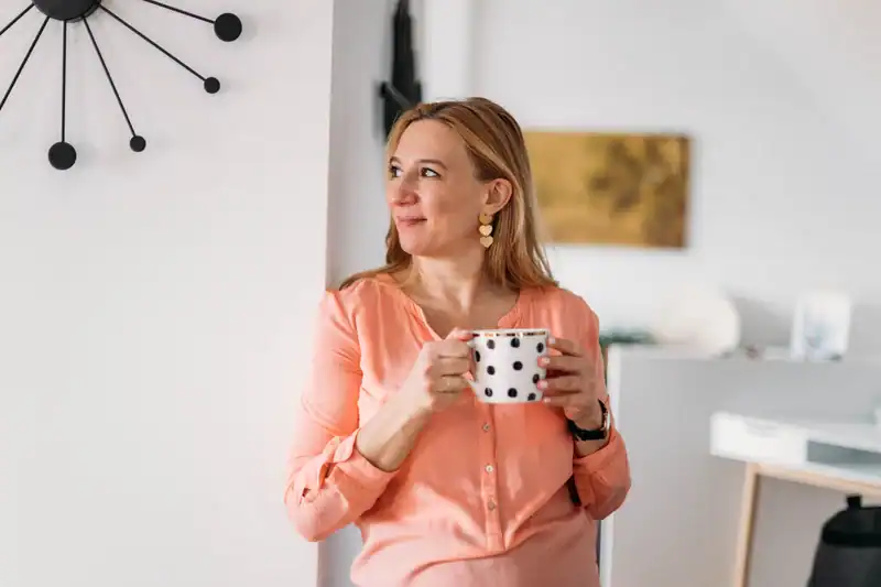 Patricia Purker mit einer Tasse Brennnesseltee