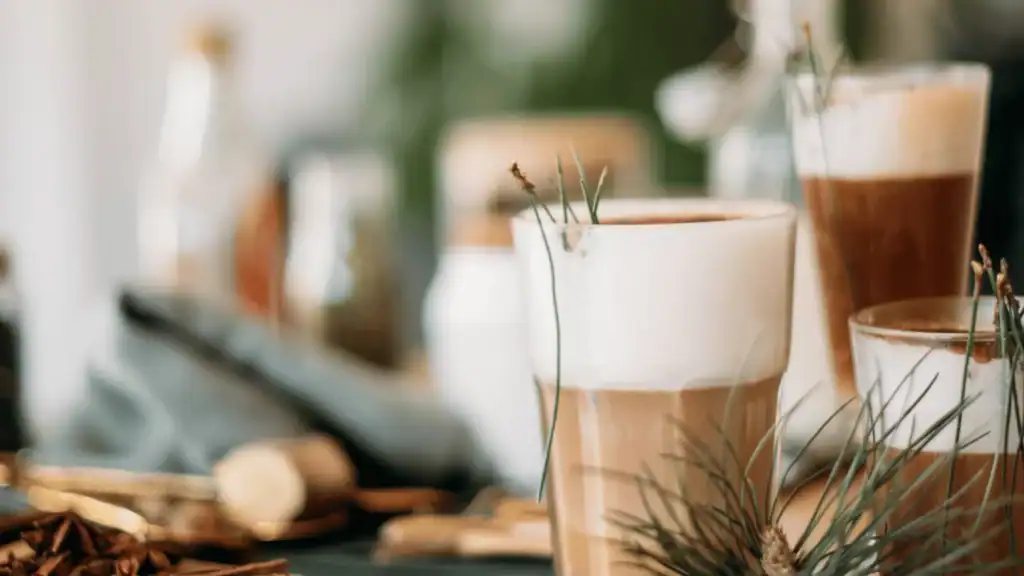 Kaffee Latte im Glas schön dekoriert am Tisch