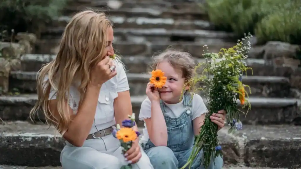 Patricia und Kind lachen gemeinsam