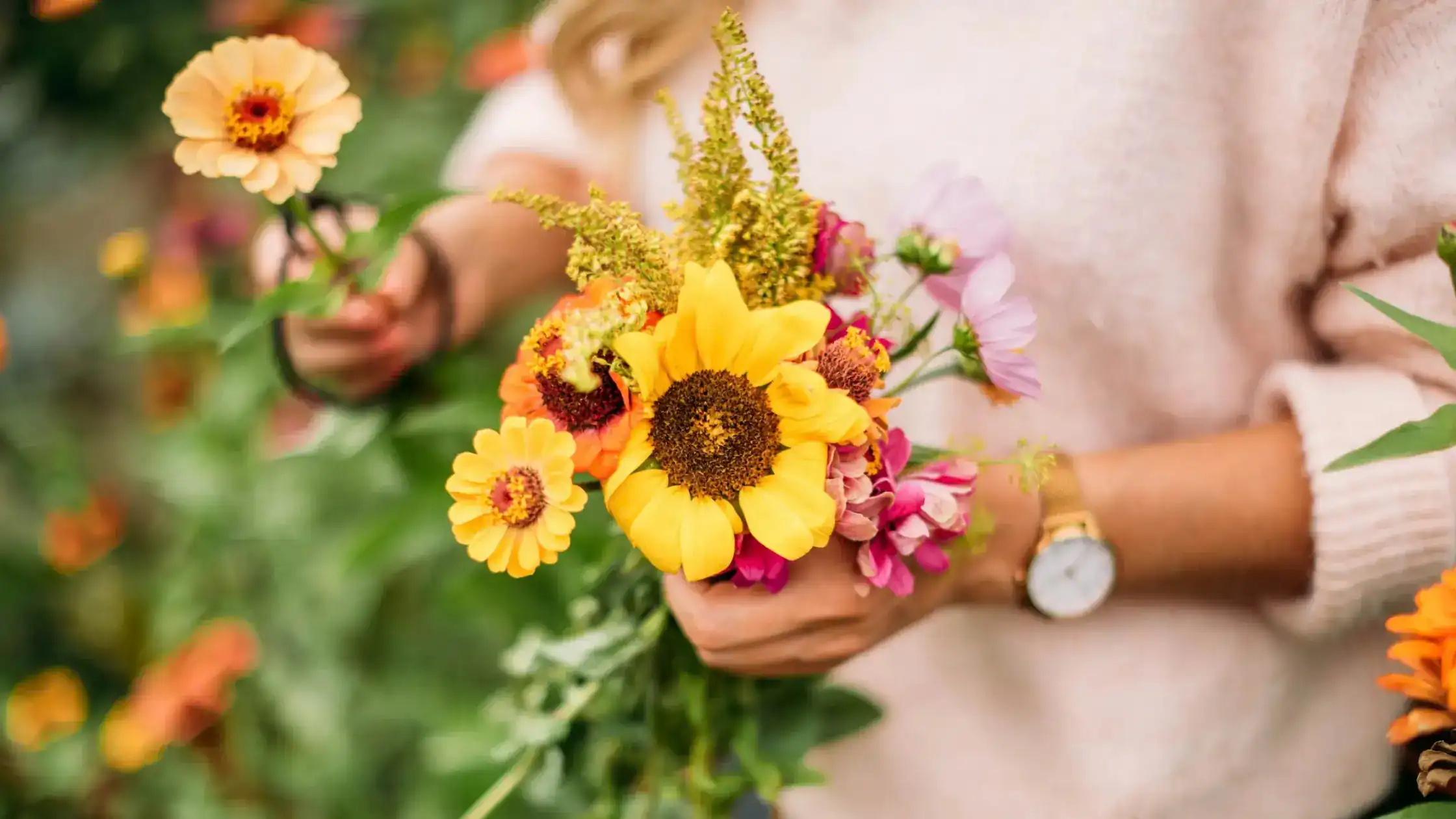 Blumenstrauß in der Hand