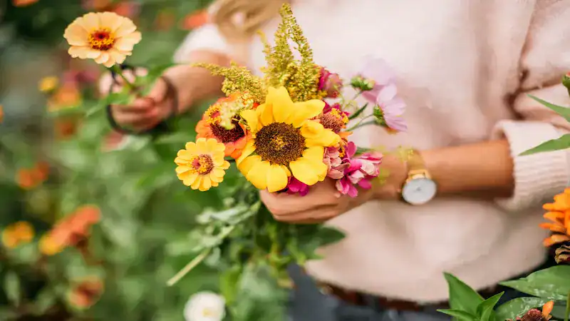 Blumenstrauß in der Hand