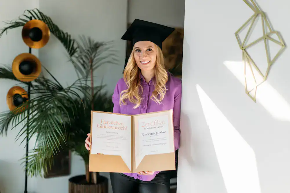 Patricia mit Urkunde zur bestandenen Masterclass